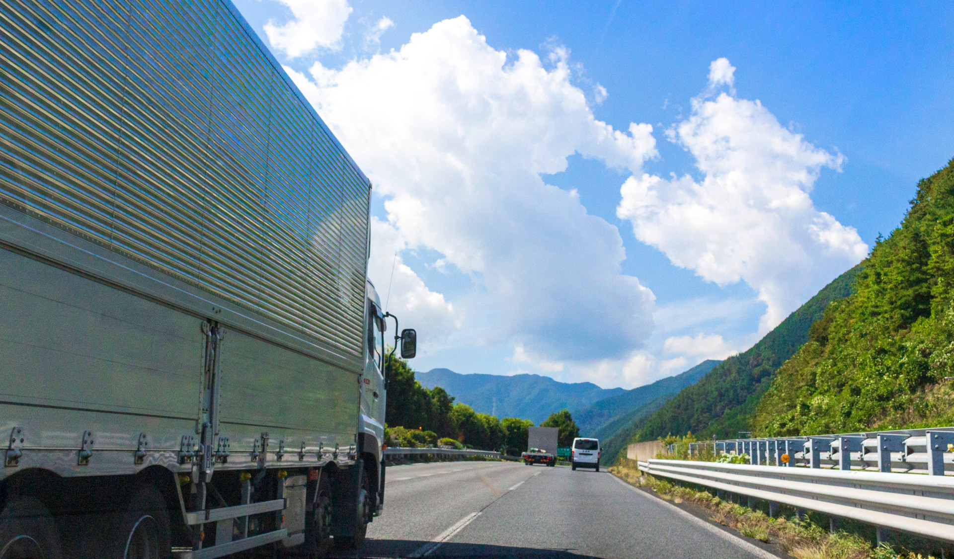 バス・トラックの陸送・代走なら福岡県京都郡苅田町のエヌケーラインへお任せください